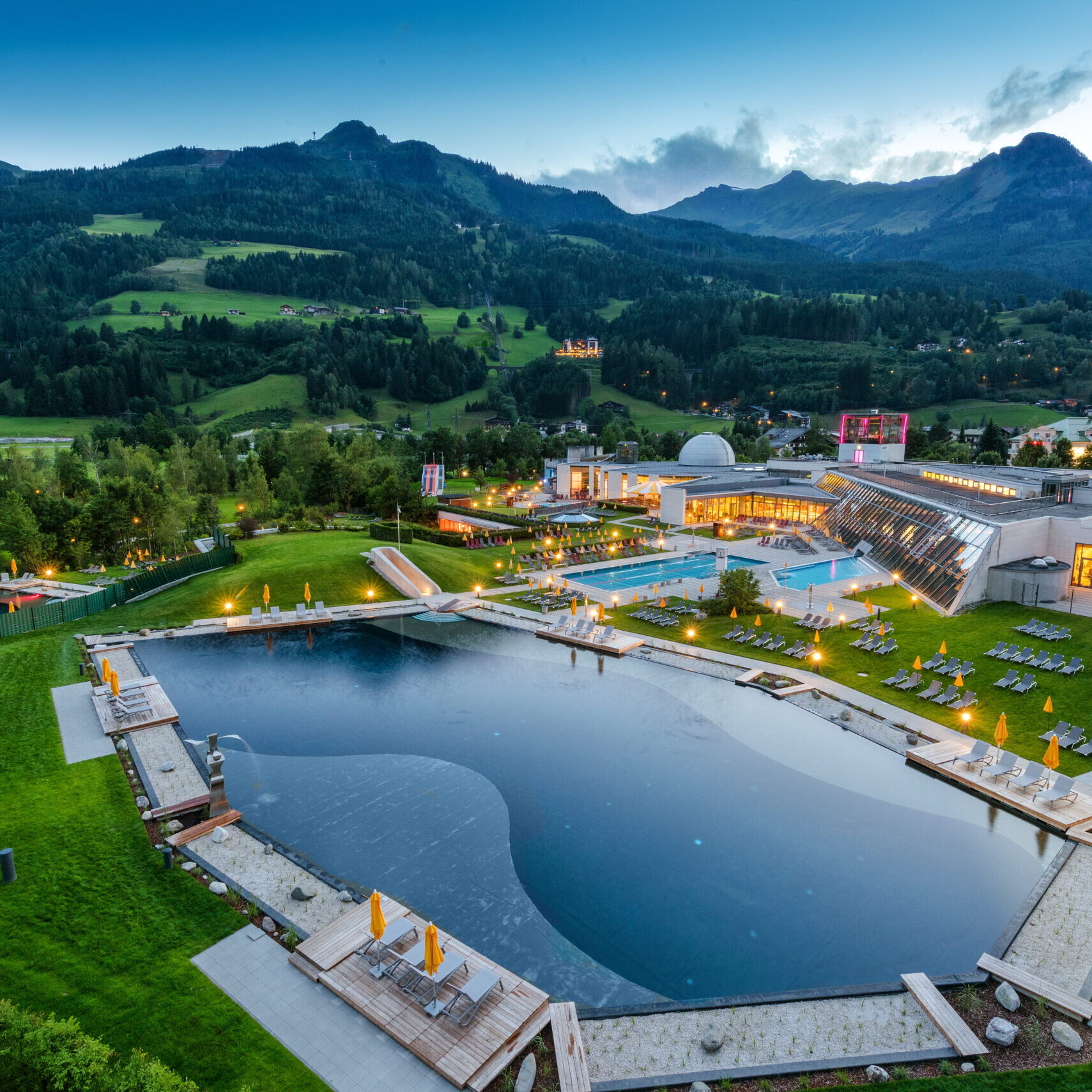 Panorama Alpentherme Sommer Daemmerung